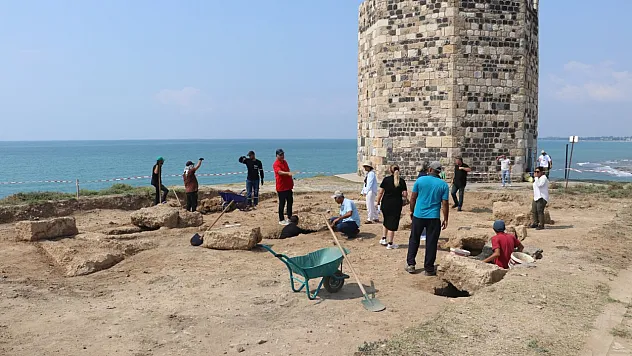 Adana Aigeai Antik Kenti'nde 10 tarihi mezar gün yüzüne çıkarıldı