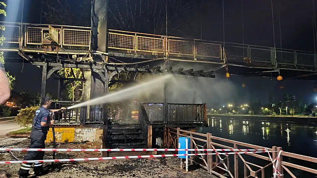 Adana'da asma köprüde yangın: 20 metrelik bölüm zarar gördü