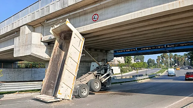 Adana'da görünmez kaza: Damperi açılan ASKİ kamyonu tren köprüsüne sıkıştı