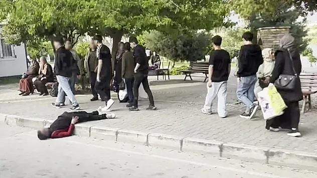 Adana'da ibretlik görüntü: Durak yanında sızıp kaldı