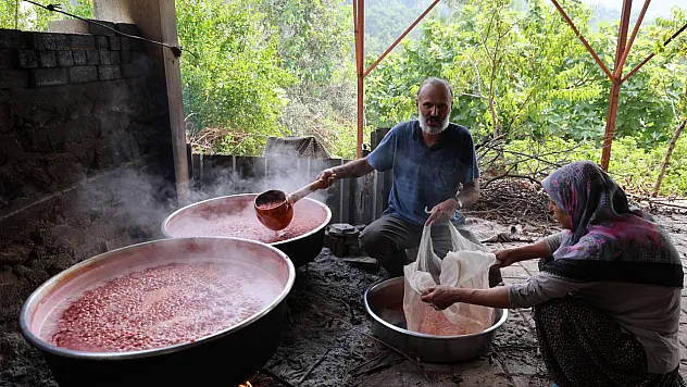 Adana'da kızılcık şerbeti mesaisi başladı