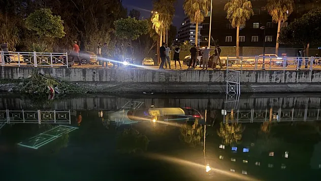 Adana'da otomobil sulama kanalına düştü