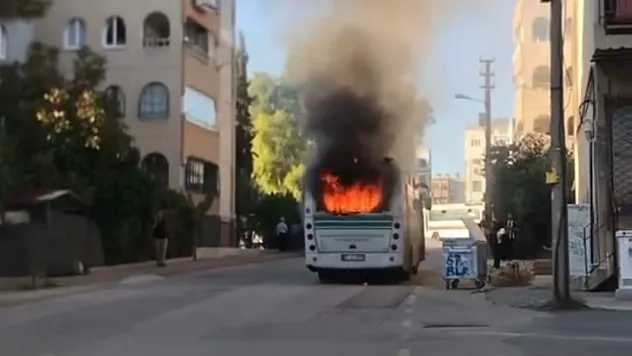 Adana'da Park Halindeki Özel Halk Otobüsü Yandı