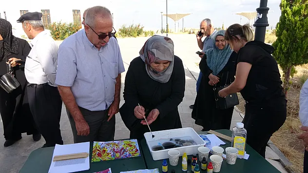 Adıyaman'da yaşlı vatandaşlar ebru sanatıyla buluştu
