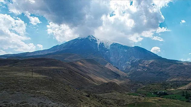 Ağrı Dağı'nın zirvesindeki takke buzulunda erime sürüyor