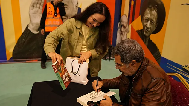 Ahmet Ümit, Samsun Kitap Fuarı'nda okurlarıyla buluştu
