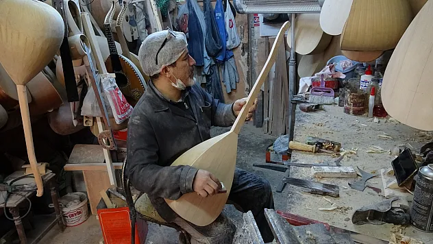 Ahşabın ruhu ezgilerle buluşuyor