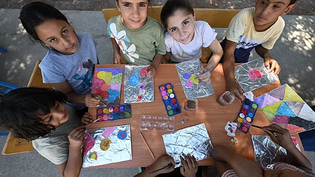 Aileleri fındık toplarken, onlar okulda eğitim alıyor