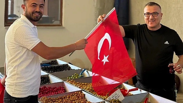 AK Gençlikten üye kaydı ve esnafa Türk bayrağı dağıtımı