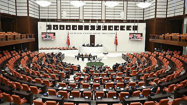AK Parti'den Doğum İzni ve Sosyal Medya Hamlesi