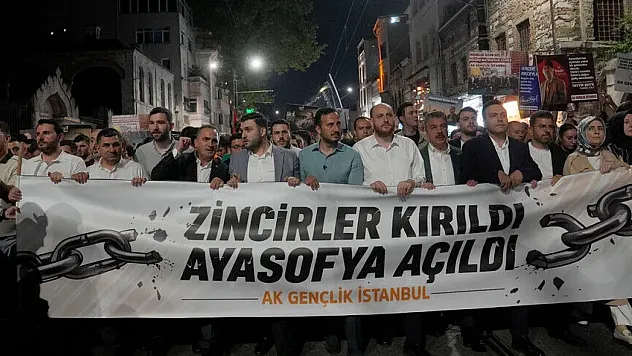 AK Parti Gençlik Kolları Ayasofya'nın 6.Yılında Yürüyüş Düzenledi