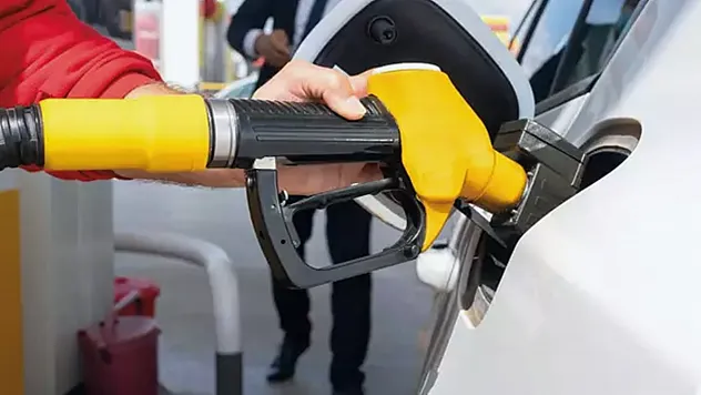 Akaryakıt fiyatlarında son dakika gelişmesi: Motorine beklenen zam geldi, tabelalar gece yarısı değişti