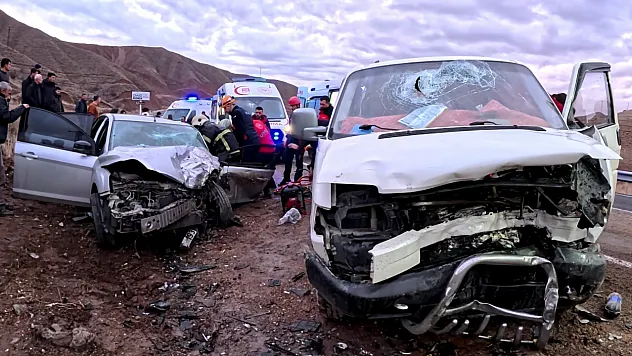 Aksaray'da Minibüs İle Otomobil Kafa Kafaya Çarpıştı: 6 Yaralı