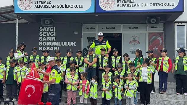 Alaçam'da jandarma ekiplerinden öğrencilere trafik eğitimi