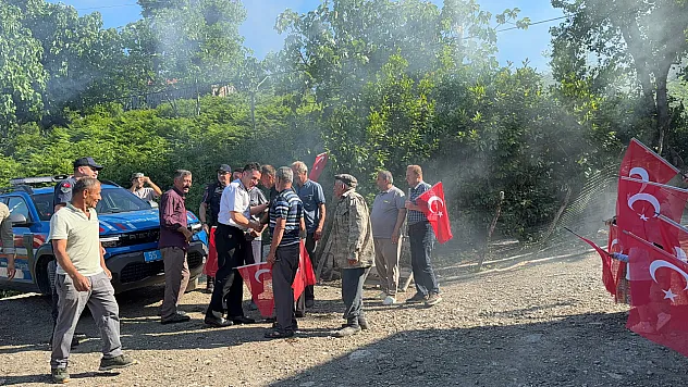 Alaçam'da jandarmaya bayraklı sürpriz karşılama