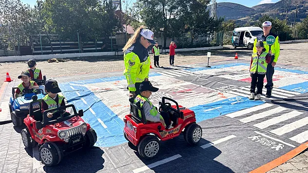 Alaçam'da öğrencilere jandarmadan trafik eğitimi