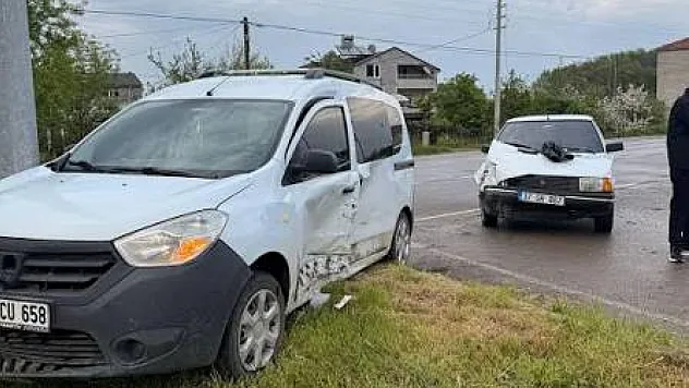 Alaçam'da otomobil bariyerlere çarptı: 3 yaralı