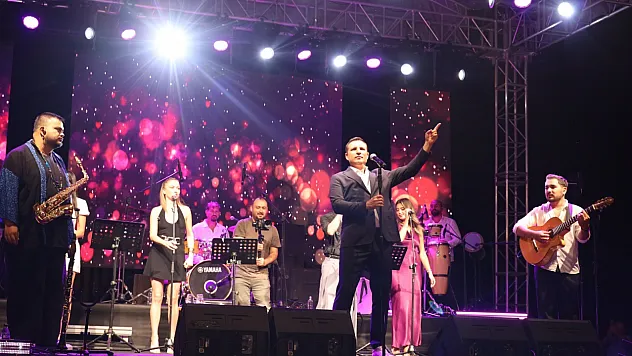 Alaçam'da Rafet El Roman rüzgarı: 25 bin kişi konser alanını doldurdu