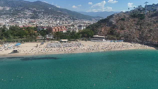 Alanya'da ekim ayında yazdan kalma günler: Kleopatra Plajı turistlerle doldu