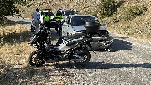 Alçılı koluyla kullandığı motosikletle kaza yaptı