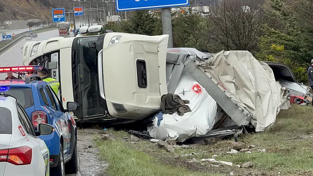 Almanya'dan yola çıkan tır Samsun'da devrildi