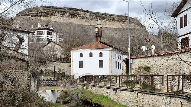 Altından dere geçen tarihi cami dikkati çekiyor