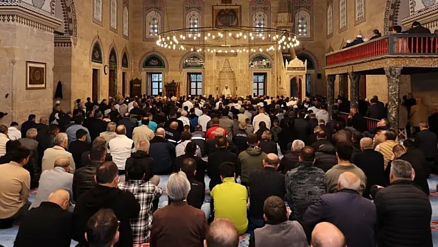 Amasya'da Bayram Coşkusu! Sultan II. Bayezid Camii'nde Yoğunluk Oluştu