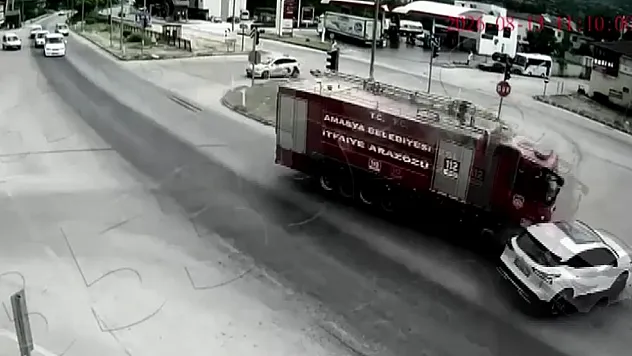 Amasya'da itfaiye ararözü otomobile çarptı