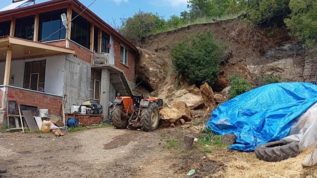 Amasya'da korku dolu gece: Heyelanda kopan kayalar eve düştü