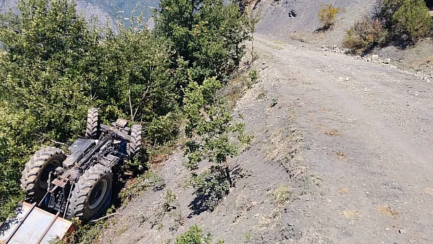 Amasya'da şarampole devrilen traktördeki aynı aileden 1 kişi öldü 3 kişi yaralandı