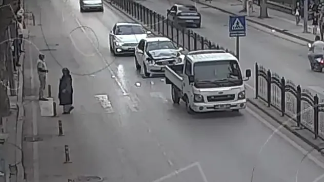Amasya'da yayaya yol veren kamyonete otomobil çarptı 1 yaralı