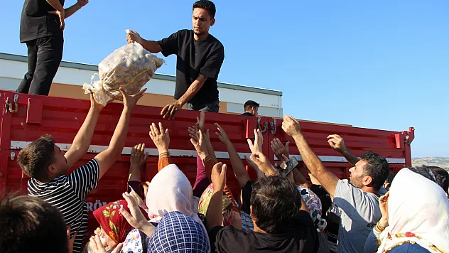 Amasyalı genç çiftçiden örnek hareket: 6 ton patatesi ücretsiz dağıttı