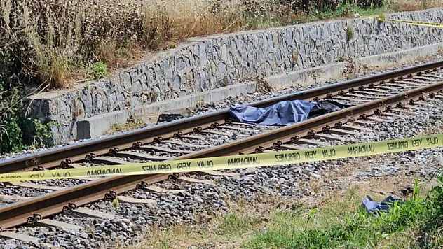 Ambulans şoförü trenin altında kaldı