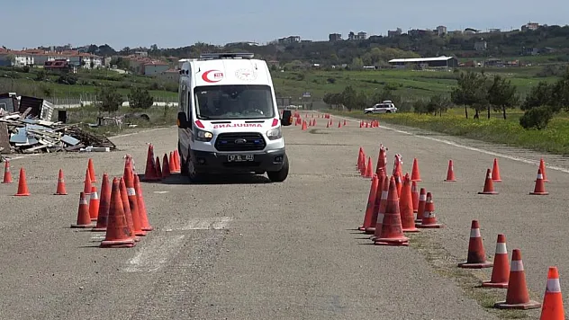 Ambulans sürücüleri zorlu parkurlarda yeteneklerini sergiledi