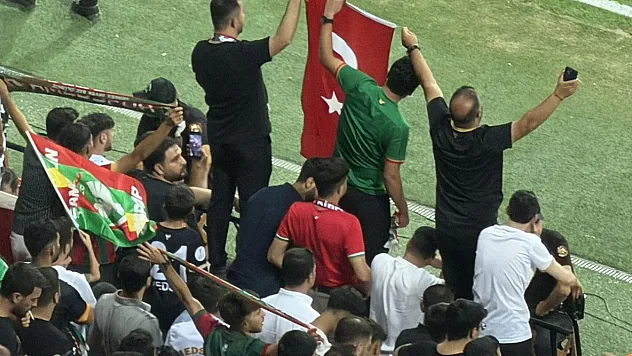 Amedspor tribünlerinde anlamlı görüntüler