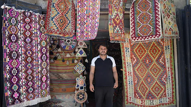 Anadolu'nun unutulan halılarını geleceğe taşıyor: 15 yıllık miras