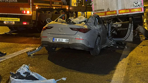 Ankara'da bir otomobil tırın altına girdi: 2 ölü 1 ağır yaralı