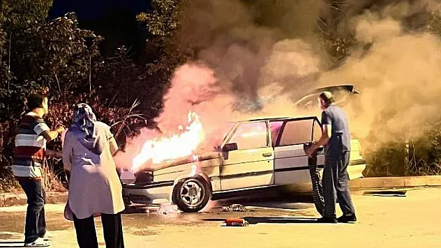 Ankara'da elektrik aksamı tutuşan araç kül oldu