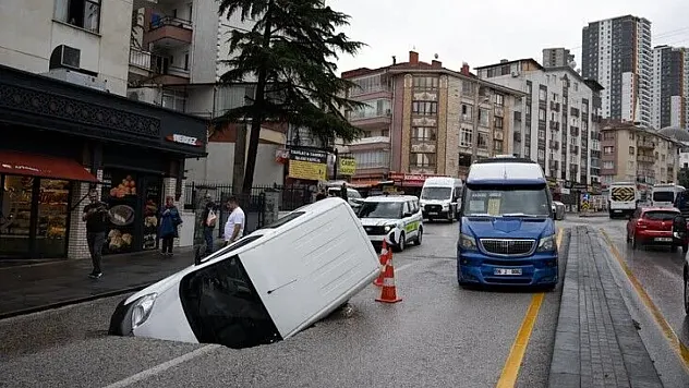 Ankara'da sağanak hayatı felç etti: Yollar çöktü, araçlar mahsur kaldı