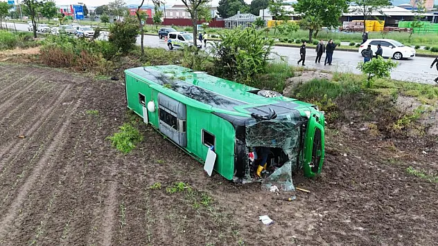 Ankara'dan Çanakkale'ye Giden Tur Otobüsü Tarlaya Devrildi: 46 Yaralı