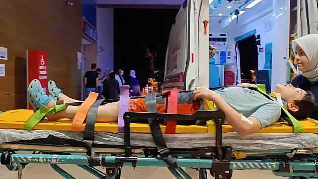 Annesinin elini bıraktı motosiklet çarptı