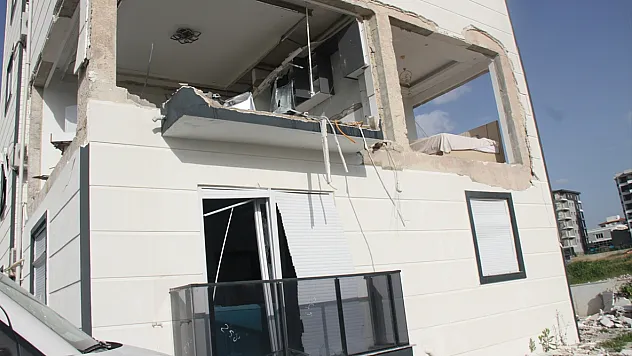 Antalya'da apartmanda patlama: 1 kişi ağır yaralandı