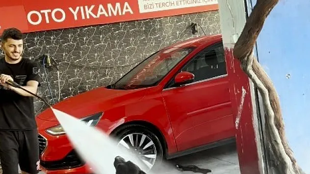 Antalya'da bir köpek oto yıkamacıda serinliyor