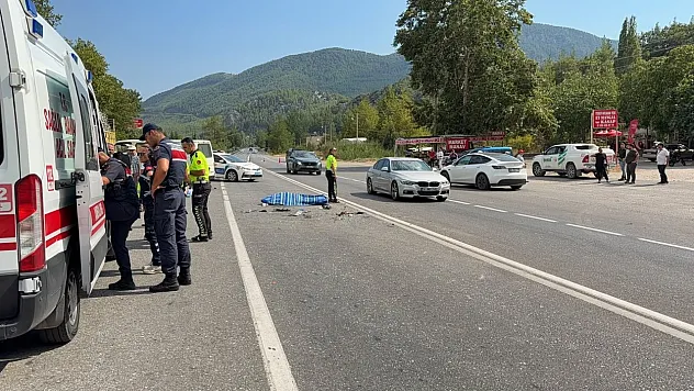 Antalya'da feci kaza: Hafif ticari araç ile minibüs çarpıştı, karı koca hayatını kaybetti