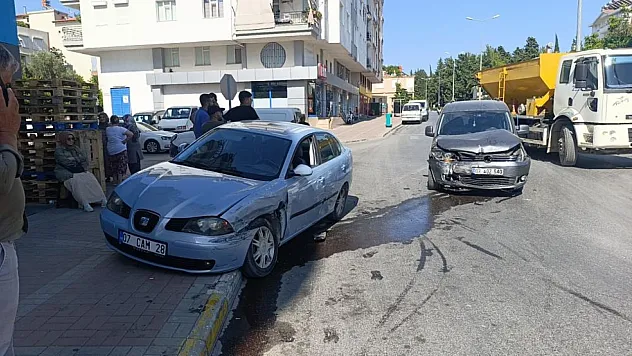 Antalya'da iki araç çarpıştı : 1 yaralı
