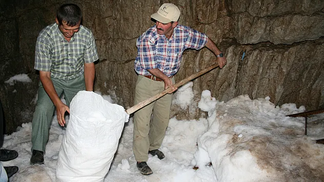 Antalya'da peynirler kar obruklarında saklanıyor