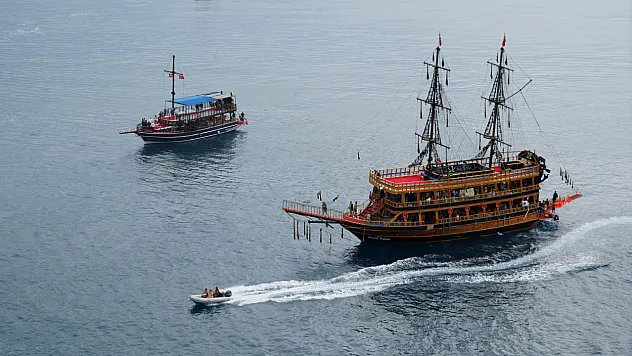 Antalya'da yağmur engel tanımadı: Turistler Aşağı Düden Şelalesi'ne akın etti