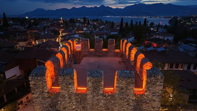 Antalya'nın simge yapısı Üçkapılar gece de ışıldayacak
