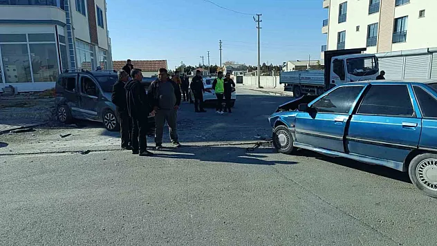 Araç ile otomobil çarpıştı