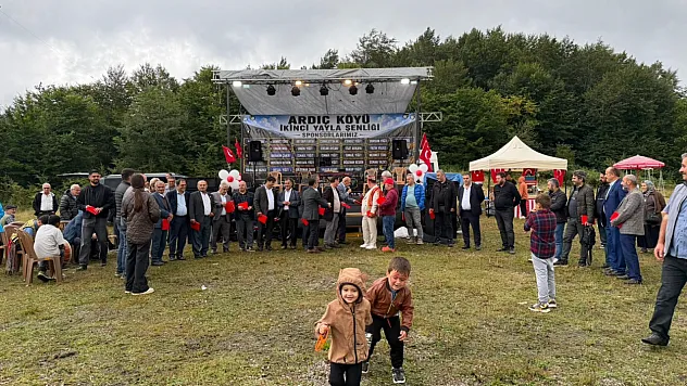 Ardıç köyü şenliği gurbetçiler ile mahalleliyi bir araya getirdi